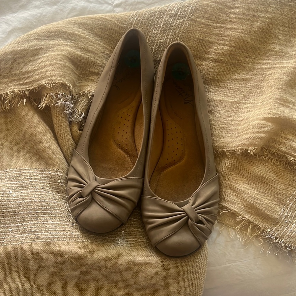 Natural souls size 8 Slippin shoes and matching scarf